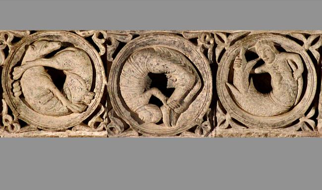 Timpaan drie medaillons