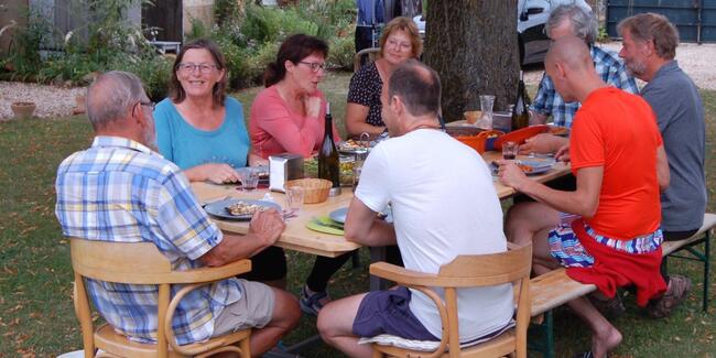 Herbergiers en gasten aan tafel